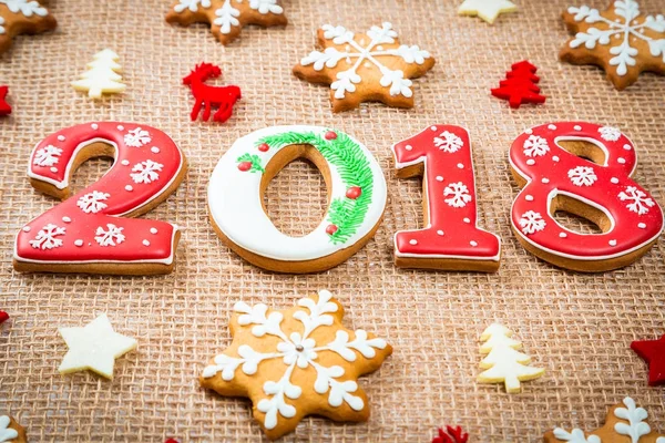 Karácsonyi mézeskalács sütik hópelyhek és 2018-ban, a zsákvászon háttér-val másol hely. Ünnep, az ünneplés és a főzés koncepció. Boldog karácsonyi képeslap — Stock Fotó