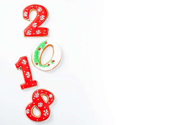 Biscoitos de gengibre de Natal 2018 em fundo branco com espaço de cópia para texto. Férias, celebração e conceito de cozinha. Feliz cartão postal de Natal — Fotografia de Stock