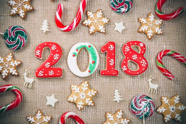 Noel gingerbread çerezleri kar taneleri ve kopya alanı çuval bezi zemin üzerine şeker ile 2018. Tatil, kutlama ve pişirme kavramı. Neşeli Noel Kartpostalı — Stok fotoğraf