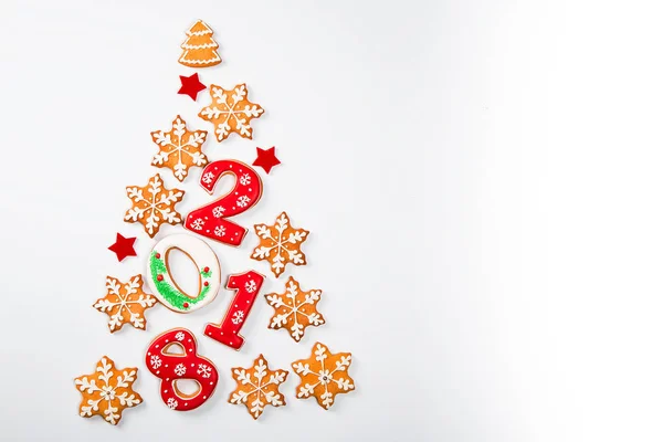 Árvore de Natal feita de biscoitos de gengibre flocos de neve e 2018 com decoração de Ano Novo em fundo branco com espaço de cópia para texto. Férias, celebração e conceito de cozinha. Feliz cartão postal de Natal — Fotografia de Stock