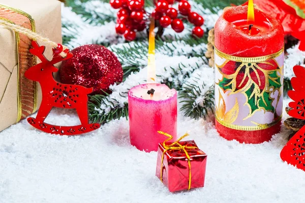 Рождественский фон с подарками, ветками елки, снегом, снежинками и украшениями. Свободное пространство — стоковое фото