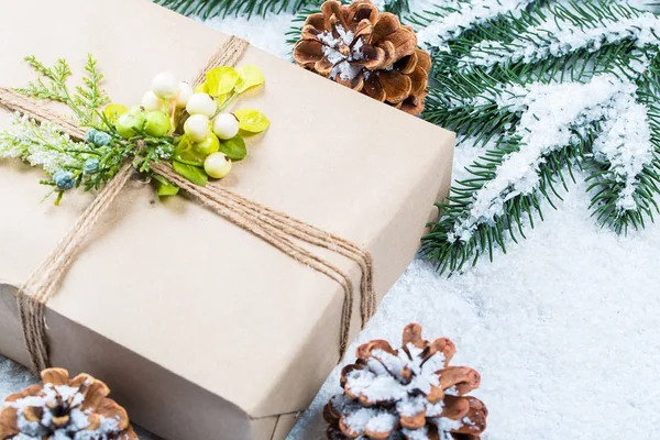Fond de Noël avec cadeau, branches d'arbre de Noël et neige. Espace libre — Photo