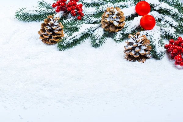 Fundo de Natal e Ano Novo com vela de Natal e ramos de árvore de Natal na neve e decorações. Espaço livre — Fotografia de Stock