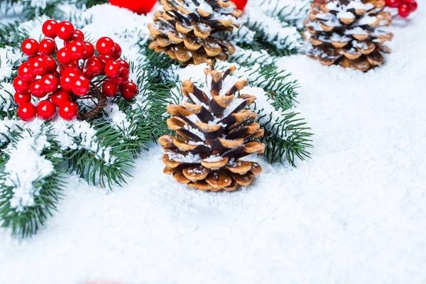 Fundo de Natal e Ano Novo com vela de Natal e ramos de árvore de Natal na neve e decorações. Espaço livre — Fotografia de Stock