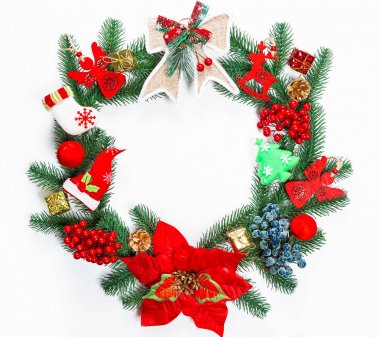 Noel çelenk süsleri, beyaz arka plan üzerinde Xmas ağacı dalı ile. Kış ve yeni yıl tatilleri bir sembolü. Boş alan