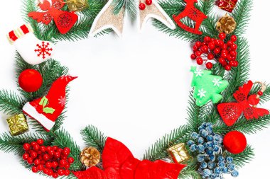 Noel çelenk süsleri, beyaz arka plan üzerinde Xmas ağacı dalı ile. Kış ve yeni yıl tatilleri bir sembolü. Boş alan