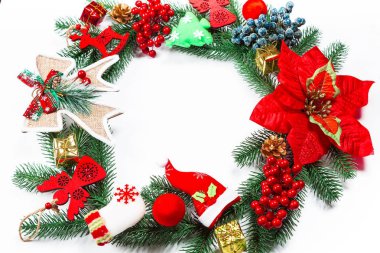 Noel çelenk süsleri, beyaz arka plan üzerinde Xmas ağacı dalı ile. Kış ve yeni yıl tatilleri bir sembolü. Boş alan