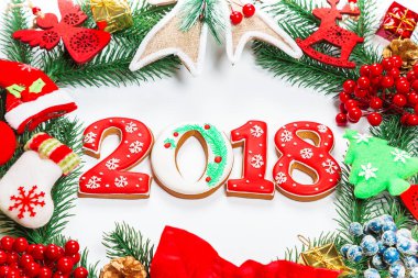 Noel çelenk süsleri, gingerbread 2018, beyaz arka plan üzerinde Xmas ağacı dalı ile birlikte. Kış ve yeni yıl tatilleri sembolü.