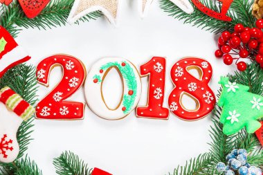 Noel çelenk süsleri, gingerbread 2018, beyaz arka plan üzerinde Xmas ağacı dalı ile birlikte. Kış ve yeni yıl tatilleri sembolü.
