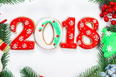 Noel çelenk süsleri, gingerbread 2018, beyaz arka plan üzerinde Xmas ağacı dalı ile birlikte. Kış ve yeni yıl tatilleri sembolü.