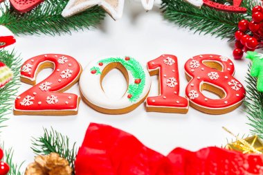 Noel çelenk süsleri, gingerbread 2018, beyaz arka plan üzerinde Xmas ağacı dalı ile birlikte. Kış ve yeni yıl tatilleri sembolü.
