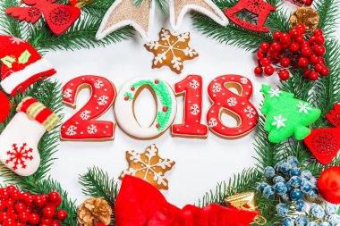 Noel çelenk süsleri, gingerbread 2018, beyaz arka plan üzerinde Xmas ağacı dalı ile birlikte. Kış ve yeni yıl tatilleri sembolü.