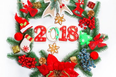 Noel çelenk süsleri, gingerbread 2018, beyaz arka plan üzerinde Xmas ağacı dalı ile birlikte. Kış ve yeni yıl tatilleri sembolü.