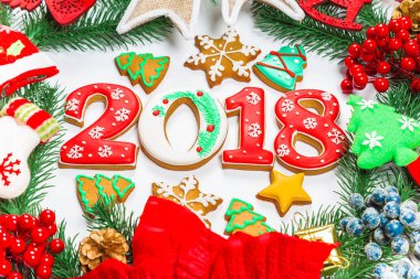 Noel çelenk süsleri, gingerbread 2018, beyaz arka plan üzerinde Xmas ağacı dalı ile birlikte. Kış ve yeni yıl tatilleri sembolü.