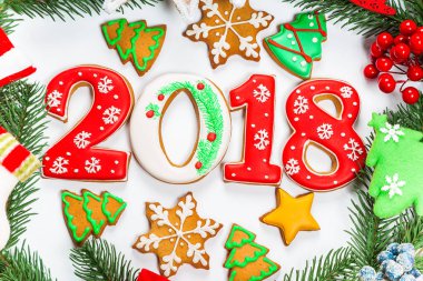 Noel çelenk süsleri, gingerbread 2018, beyaz arka plan üzerinde Xmas ağacı dalı ile birlikte. Kış ve yeni yıl tatilleri sembolü.