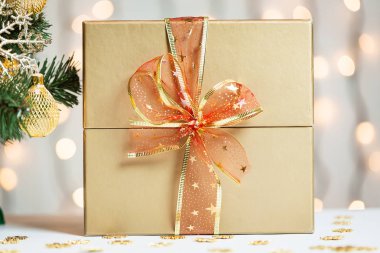 Bir Noel ağacı kar taneleri ve çelenk bokeh ve beyaz panoları ve arka plan üzerinde hediye kutusu ile dekore edilmiştir. Mutlu Noeller, kartpostal için kış tatil için fikirler