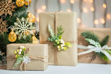 Bir Noel ağacı kar taneleri ve çelenk bokeh ve beyaz panoları ve arka plan üzerinde hediye kutusu ile dekore edilmiştir. Mutlu Noeller, kartpostal için kış tatil için fikirler