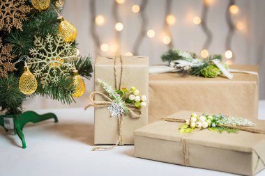 Bir Noel ağacı kar taneleri ve çelenk bokeh ve beyaz panoları ve arka plan üzerinde hediye kutusu ile dekore edilmiştir. Mutlu Noeller, kartpostal için kış tatil için fikirler