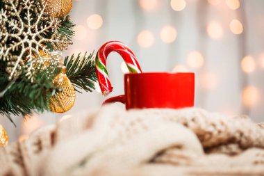 Bokeh ve beyaz panoları arka plan üzerine örme eşarp ile süslenmiş Noel ağacı kar taneleri ve çelenk, kahve, şeker. Mutlu Noeller, kartpostal için kış tatil için fikirler