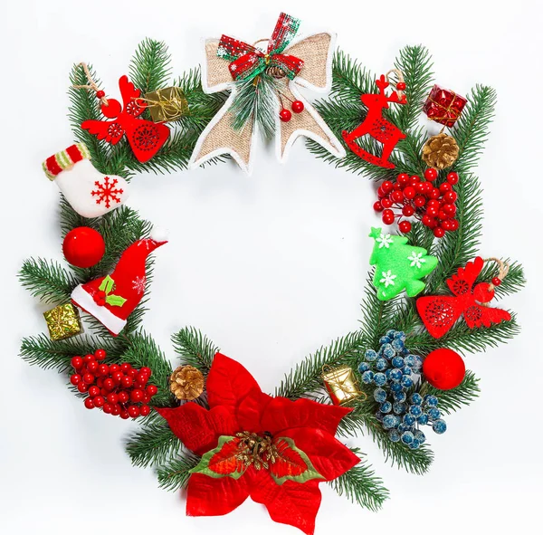 Grinalda de Natal com decorações, ramo de árvore de Natal no fundo branco. Um símbolo de férias de inverno e de Ano Novo. Espaço livre — Fotografia de Stock
