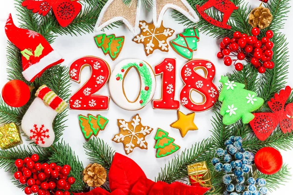 Corona de Navidad con decoraciones, con pan de jengibre 2018, rama del árbol de Navidad sobre fondo blanco. El símbolo del invierno y las fiestas de Año Nuevo . —  Fotos de Stock