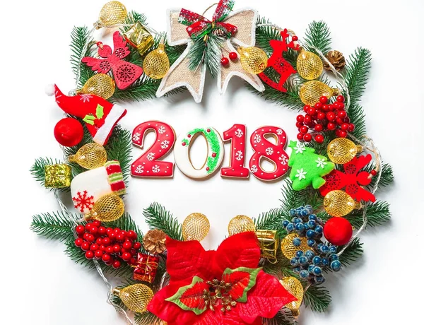 Karácsonyi koszorú díszek, a mézeskalács 2018-ban, fióktelep Xmas fa fehér háttér. A szimbólum a téli ünnepek. — Stock Fotó
