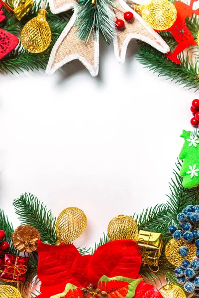 Рождественский венок с украшениями, ветка елки на белом фоне. Символ зимних и новогодних праздников. Свободное пространство — стоковое фото
