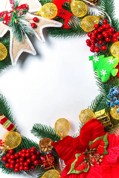 Grinalda de Natal com decorações, ramo de árvore de Natal no fundo branco. Um símbolo de férias de inverno e de Ano Novo. Espaço livre — Fotografia de Stock