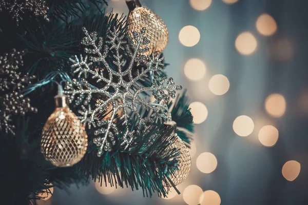 Vánoční stromeček zdobený sněhové vločky a věnec na pozadí bokeh a bílá tabule. Veselé Vánoce, nápady pro pohlednice pro zimní dovolenou — Stock fotografie