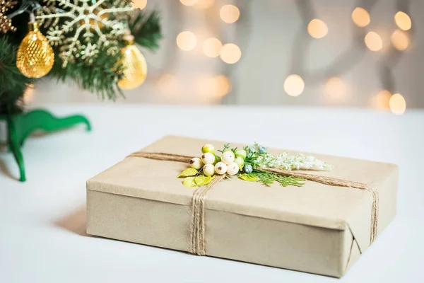 Bir Noel ağacı kar taneleri ve çelenk bokeh ve beyaz panoları ve arka plan üzerinde hediye kutusu ile dekore edilmiştir. Mutlu Noeller, kartpostal için kış tatil için fikirler — Stok fotoğraf