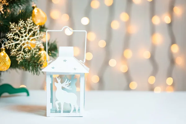 Vánoční stromeček ozdoben sněhové vločky a věnec s lucernou na pozadí bokeh a bílá tabule. Veselé Vánoce, nápady pro pohlednice pro zimní dovolenou — Stock fotografie
