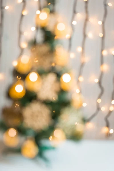 Fond de Noël avec bokeh déconcentré décoré arbre de Noël et guirlande de lumières incandescentes — Photo