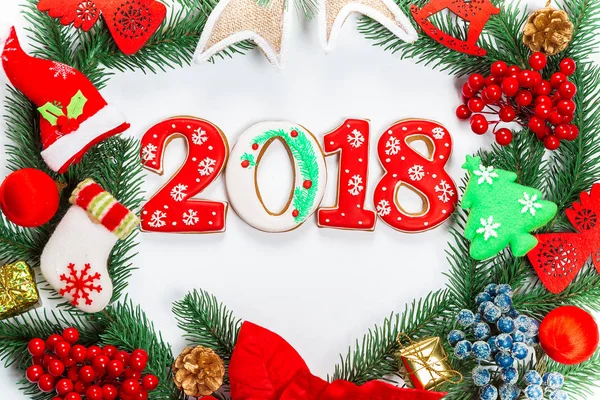 Ghirlanda natalizia con decorazioni, con pan di zenzero 2018, ramo dell'albero di Natale su sfondo bianco. Un simbolo di inverno e vacanze di anno nuovo . — Foto Stock