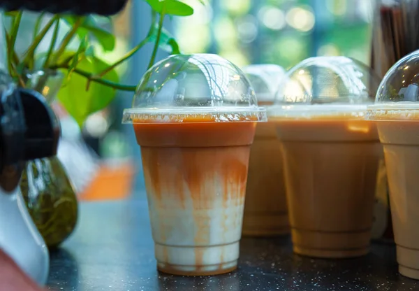 Buzlu karamel macchiato. Güzel katmanlar ve renkler. Aşağıda soğuk süt var. Üzerine espresso ve karamel sosu döküldü. Unutulmaz kahve..