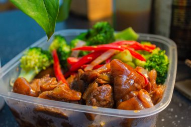 Ağır ateşte pişmiş domuz paçası. Yeşil brokoli. Kırmızı biber. Lezzetli Çin yemekleri. Sağlıklı yemek. Cilde iyi gelir.