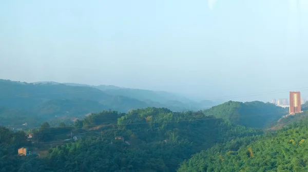 Doğal bir manzara. Yeşil dağlar ve gökyüzü. Yeşil bitki ve orman. Soğuk ve sıcak bir ışık. Dağlarda sis.