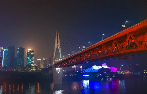 重庆的夜景 俯瞰河上的桥 照明和办公大楼 河流的反射和灯光 城市景观 — 图库照片