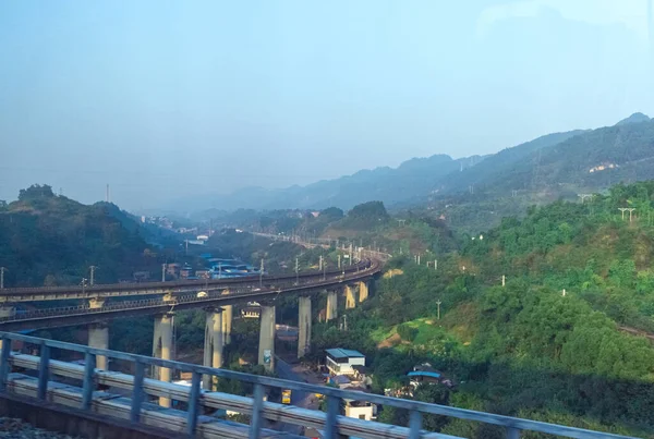 Dağların Ortasındaki Trafik Rayı Çin Demiryolu Taşımacılık Hattı Demiryolu Viyadük — Stok fotoğraf