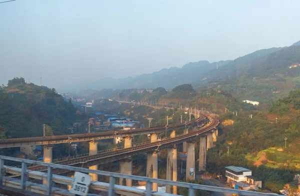 山の真ん中にトラフィックトラック 中国の鉄道輸送ライン 鉄道の高架線 — ストック写真