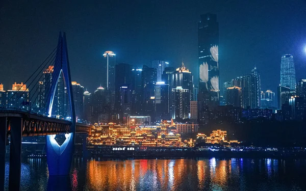 Chongqing, Çin 'in şehir gece manzarası. Nehir kenarındaki manzara. Modern mimari ve halk mimarisinin birleşimi. Şehir manzarası deniz kenarında