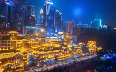 Chongqing, Çin 'in şehir gece manzarası. Nehir kenarındaki manzara. Modern mimari ve halk mimarisinin birleşimi. Şehir manzarası deniz kenarında