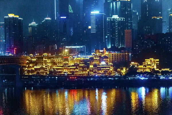 重庆的城市夜景 河边的风景 现代建筑与民间建筑的融合 水边的城市景观 — 图库照片
