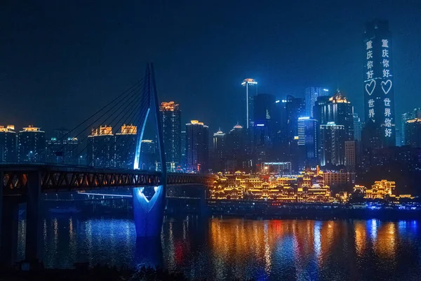 重慶市 中国の都市の夜景 川のそばの景色 現代建築と民俗建築の融合 水による市街地の眺め — ストック写真