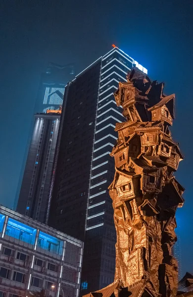 Stadsnacht Nachtzicht Hoogbouw Contrast Tussen Kantoorgebouw Sculptuur Stedelijk Landschap — Stockfoto