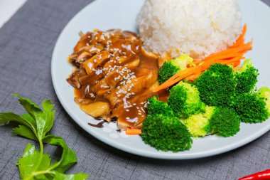 Çin yemeği. Teriyaki Tavuk Seti. Tavuk fileto ve yeşil brokoli. pirinç. Lezzetli yemek