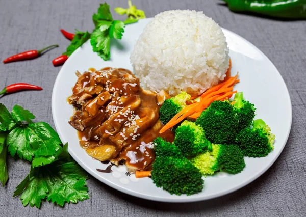 Çin yemeği. Teriyaki Tavuk Seti. Tavuk fileto ve yeşil brokoli. pirinç. Lezzetli yemek