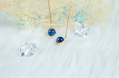 Bu bizim el yapımı küpemiz. Mavi yuvarlak boncuklar, safir taşına benzer taşlar, güzel bir doku. Solmuş bitkiler ve şeffaf buz küpleri fotoğrafçılık için iyi dekorasyonlardır. Beyaz peluş battaniye.