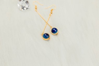 Bu bizim el yapımı küpemiz. Mavi yuvarlak boncuklar, safir taşına benzer taşlar, güzel bir doku. Mavi boncuk küpeler, metalden yapılmış el yapımı ürünler..