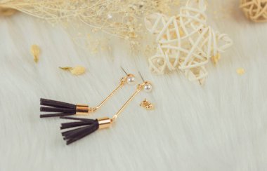 Altın püsküller ve kuru sarı baston süsler. Bunlar kendi yaptığımız küpeler. İnci küpeler. Siyah püsküllü süsler..