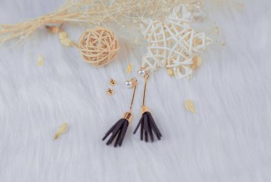 Altın püsküller ve kuru sarı baston süsler. Bunlar kendi yaptığımız küpeler. İnci küpeler. Siyah püsküllü süsler..